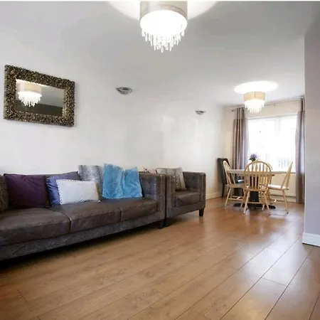 Holiday home 3 Bedroom, Sleeps 5, Near Leeds Centre