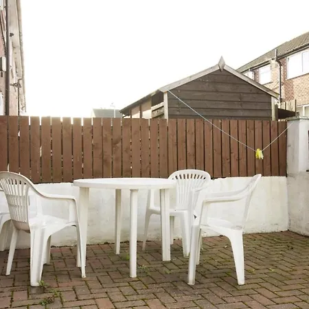 Holiday home 3 Bedroom, Sleeps 5, Near Leeds Centre