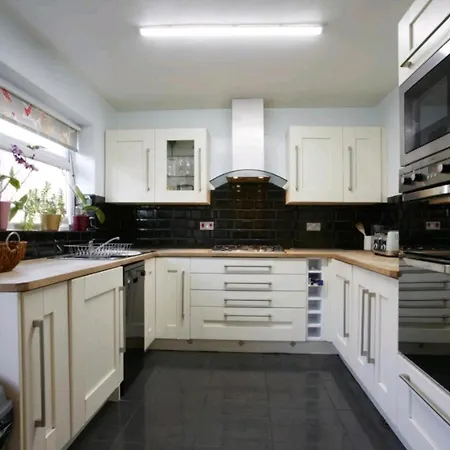 3 Bedroom, Sleeps 5, Near Leeds Centre Leeds (West Yorkshire)