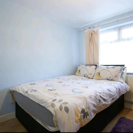 Holiday home 3 Bedroom, Sleeps 5, Near Leeds Centre *