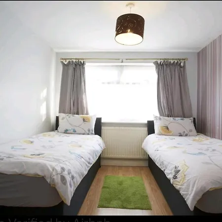 3 Bedroom, Sleeps 5, Near Leeds Centre *
