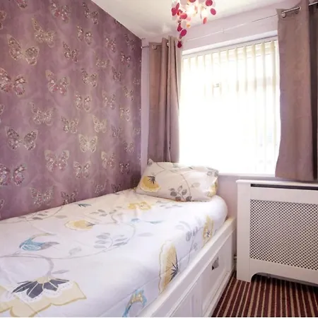 Holiday home 3 Bedroom, Sleeps 5, Near Leeds Centre *