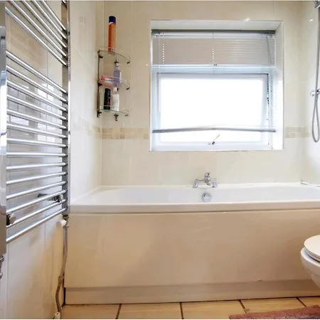 Holiday home 3 Bedroom, Sleeps 5, Near Leeds Centre *
